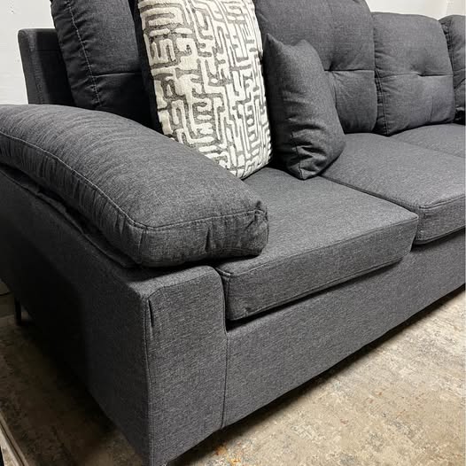 Right-Facing Grey Sectional with Chaise – Spacious & Stylish